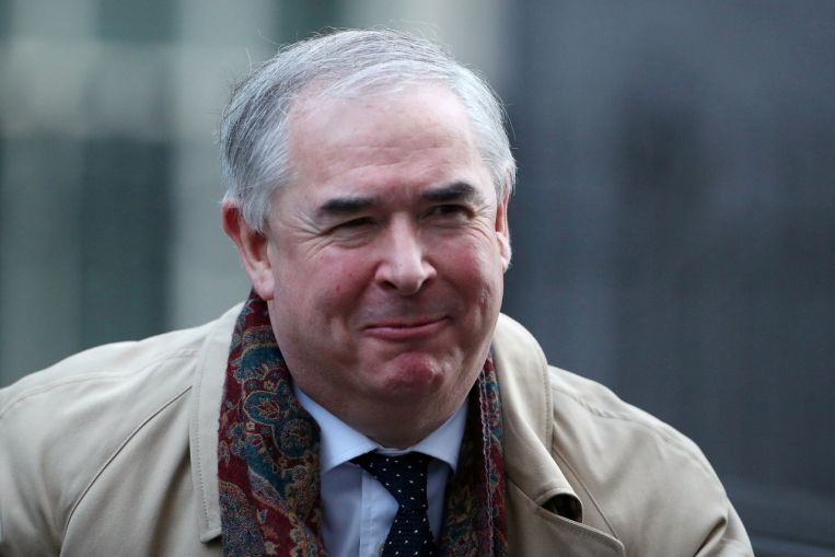 Il Regno Unito non è corrotto, afferma il primo ministro Johnson, mentre il parlamento è inghiottito da una fila di sporcizia.