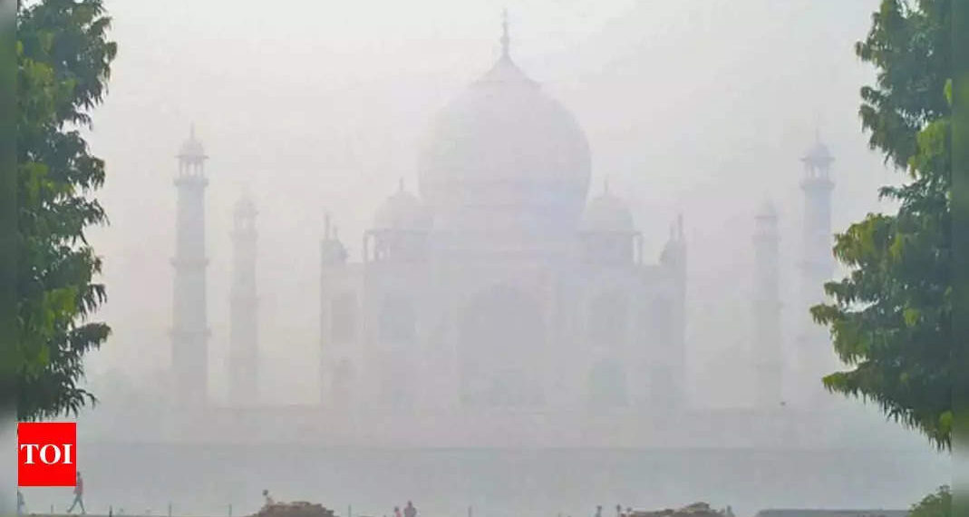 L'iconico Taj Mahal scompare dietro una spessa coltre di fumo dopo il Diwali