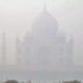 L'iconico Taj Mahal scompare dietro una spessa coltre di fumo dopo il Diwali