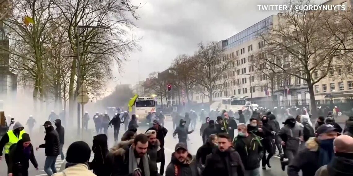 Scoppia la violenza per protestare contro lo stop del Covid-19 a Bruxelles