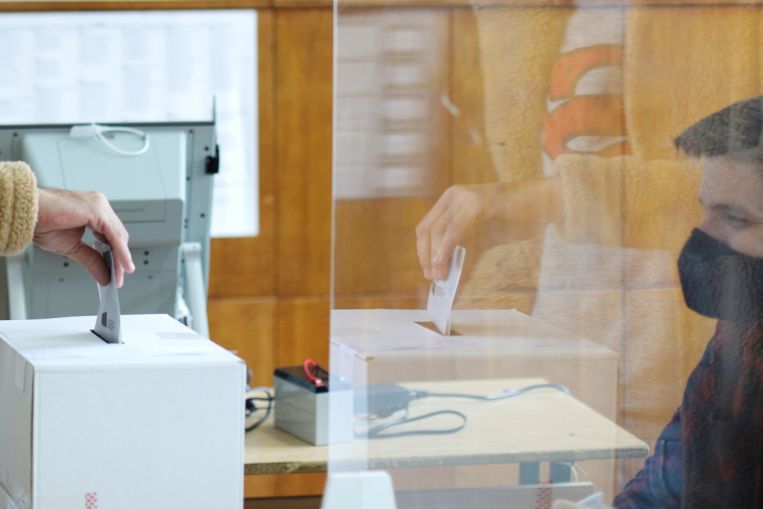 Stanchi della corruzione dilagante, i bulgari votano alle elezioni presidenziali