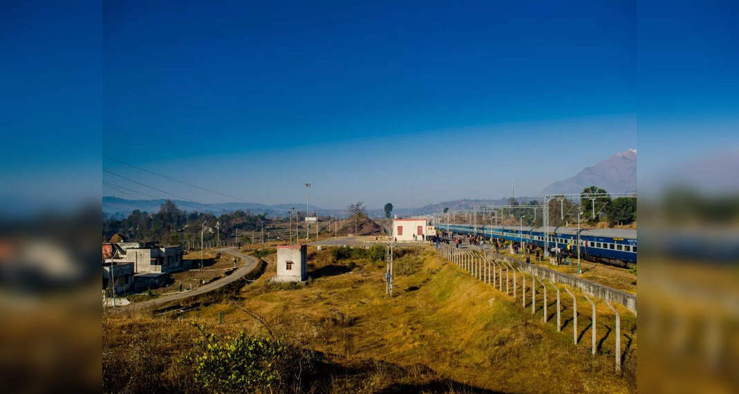 Treno diretto da Udaipur a Katra per iniziare presto