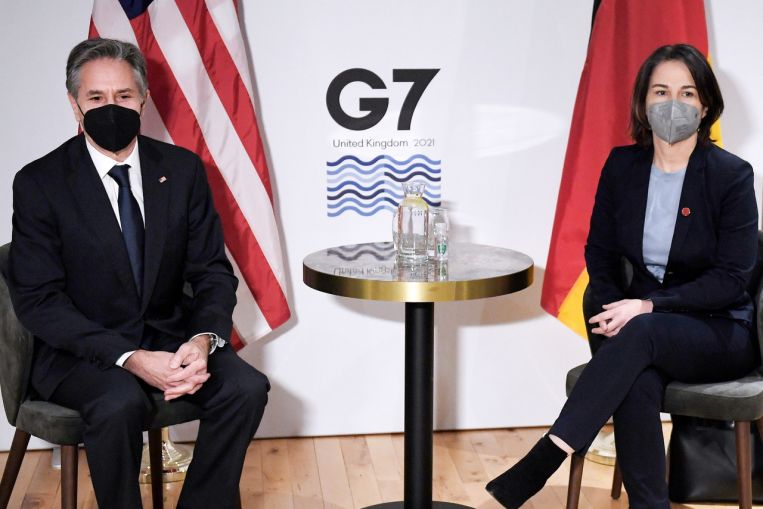 Il Regno Unito afferma che l'Occidente conterrà "aggressori" mentre i ministri del G-7, gli alleati si riuniscono