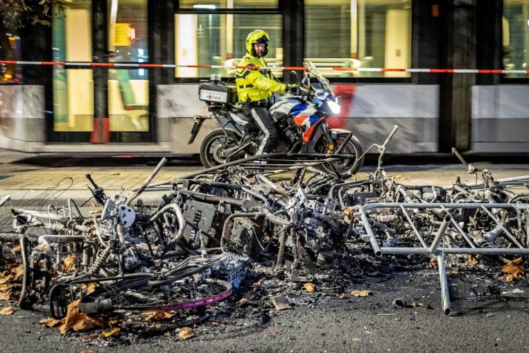 Tre in ospedale dopo che la polizia ha sparato ai manifestanti olandesi per il Covid-19