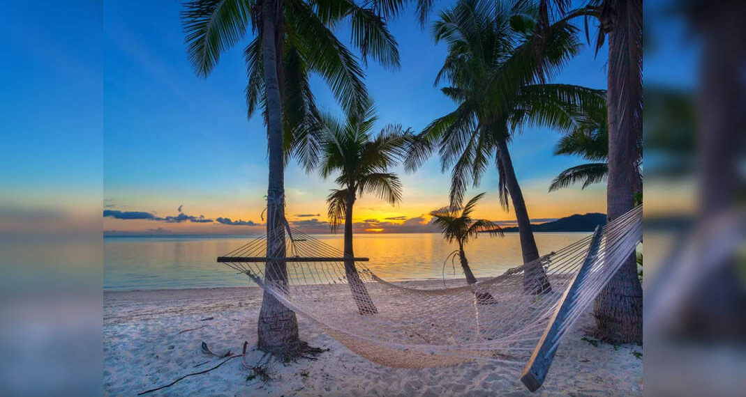 La Thailandia riapre tre destinazioni turistiche balneari nonostante l'aumento dei casi di COVID