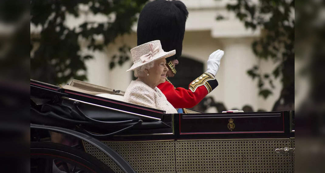 La collezione personale di gioielli della Regina Elisabetta sarà esposta a Buckingham Palace
