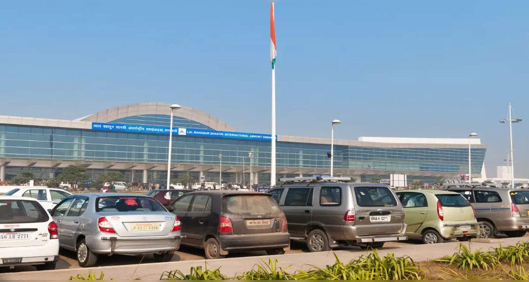 L'aeroporto internazionale di Varanasi fa l'annuncio in sanscrito