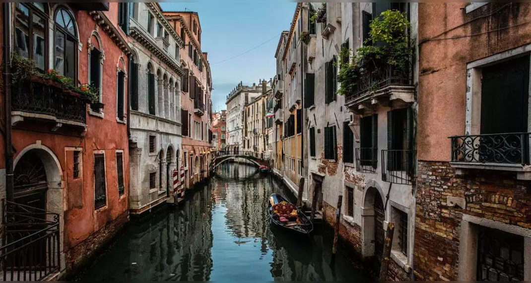 I turisti a Venezia sono stati multati di $ 1.500 per aver guidato le tavole da surf sul Canal Grande