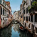 I turisti a Venezia sono stati multati di $ 1.500 per aver guidato le tavole da surf sul Canal Grande