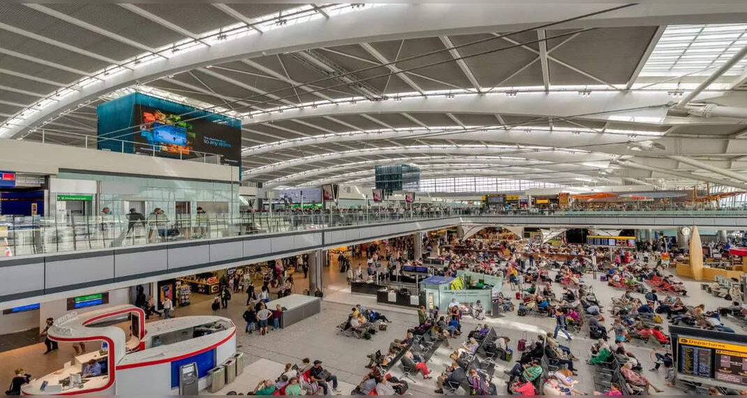 L'aeroporto di Heathrow di Londra limita il numero di passeggeri a 100.000 al giorno
