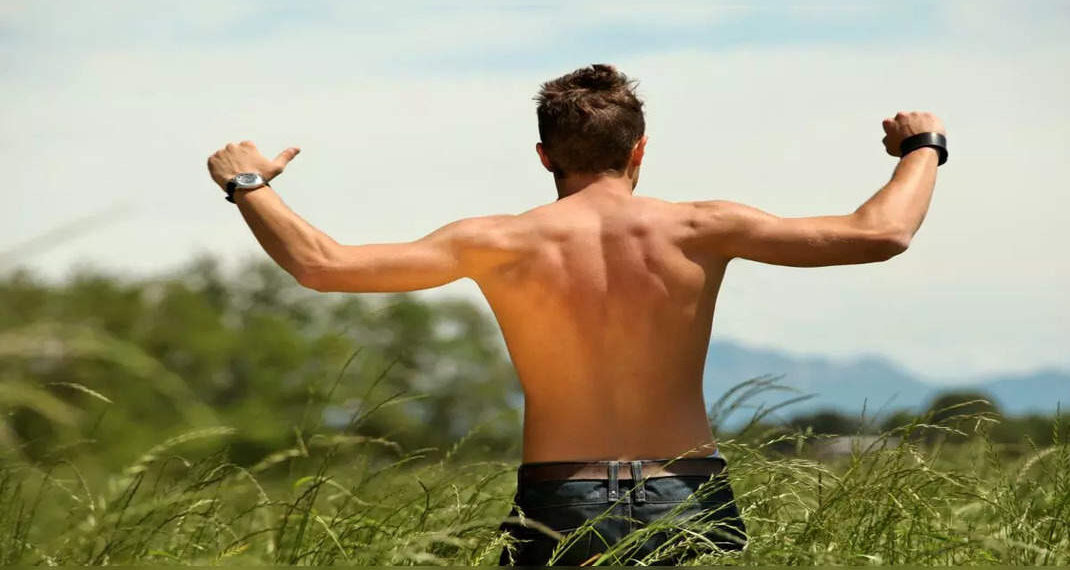 Sorrento in Italia alle belle persone che vanno in giro a torso nudo o in costume da bagno