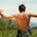 Sorrento in Italia alle belle persone che vanno in giro a torso nudo o in costume da bagno