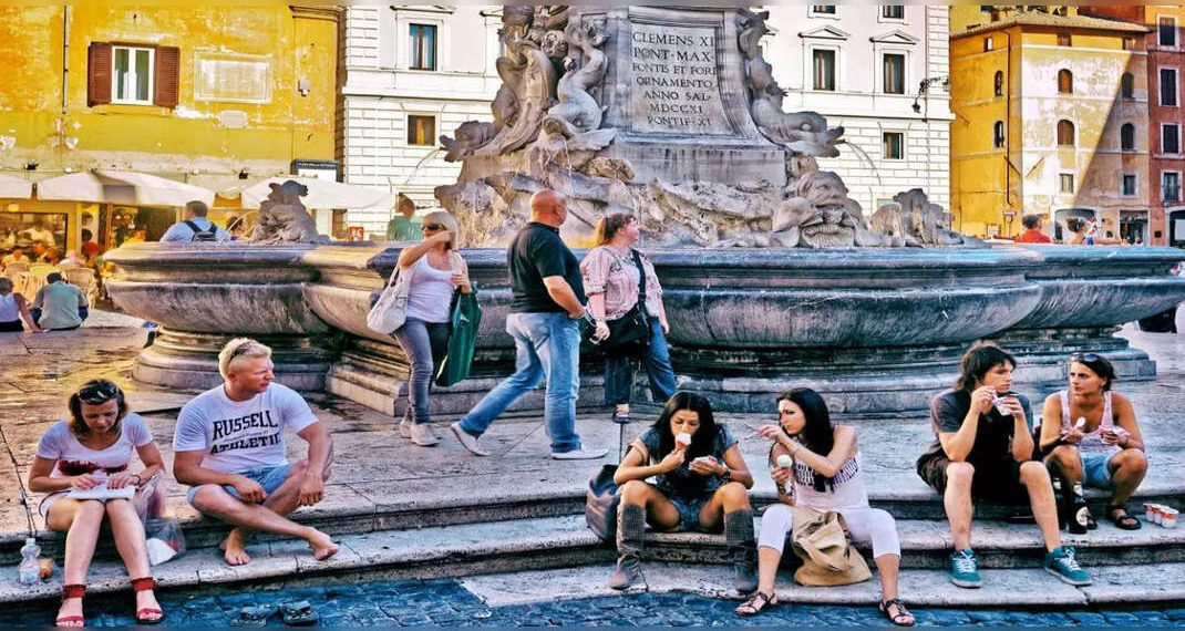 Roma multa un turista per aver mangiato e bevuto all'antica fontana