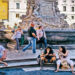 Roma multa un turista per aver mangiato e bevuto all'antica fontana