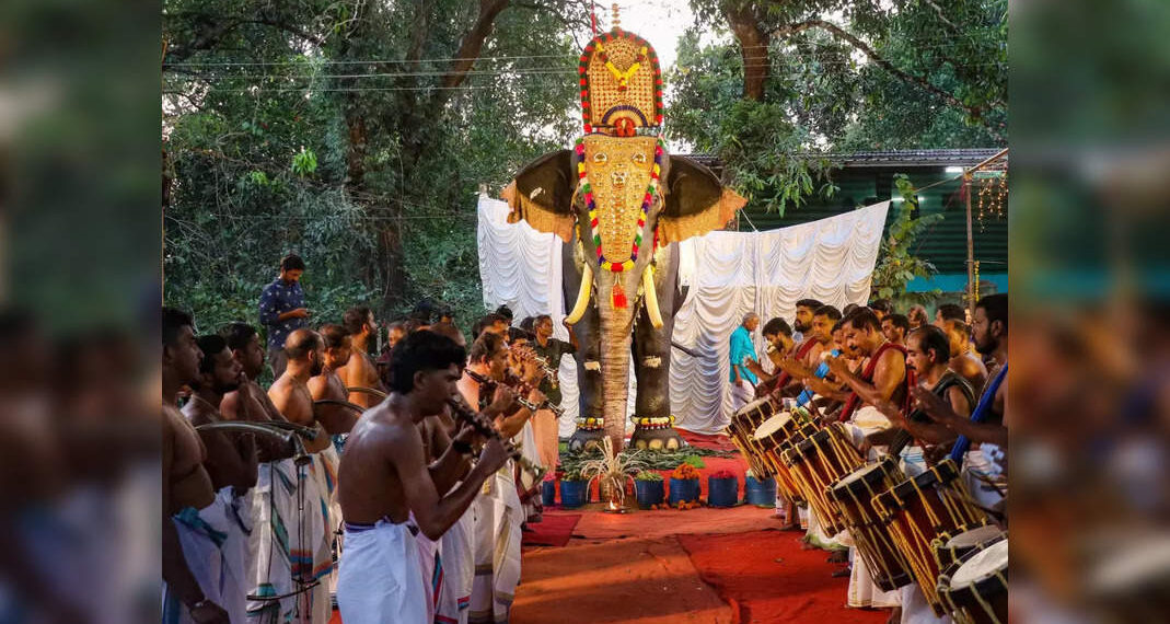 Per la prima volta, questo tempio del Kerala sostituisce gli elefanti vivi con "elefanti robotici" per i rituali