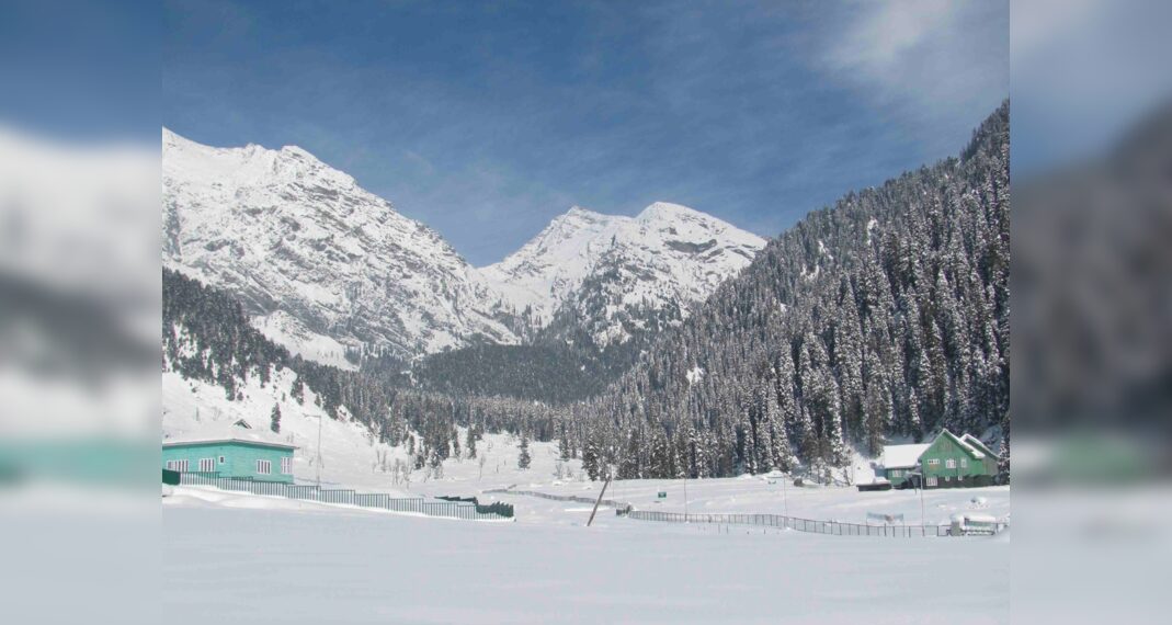 Tutti i voli dal Kashmir cancellati a causa della forte nevicata