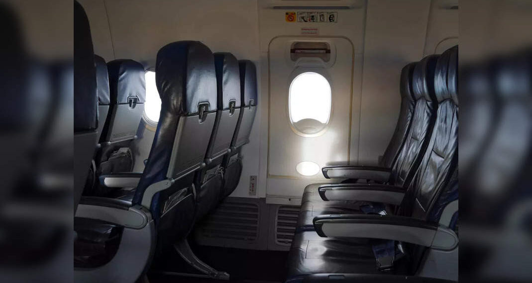 Un passeggero statunitense apre la porta di uscita dell'aereo!  Cosa succede dopo?