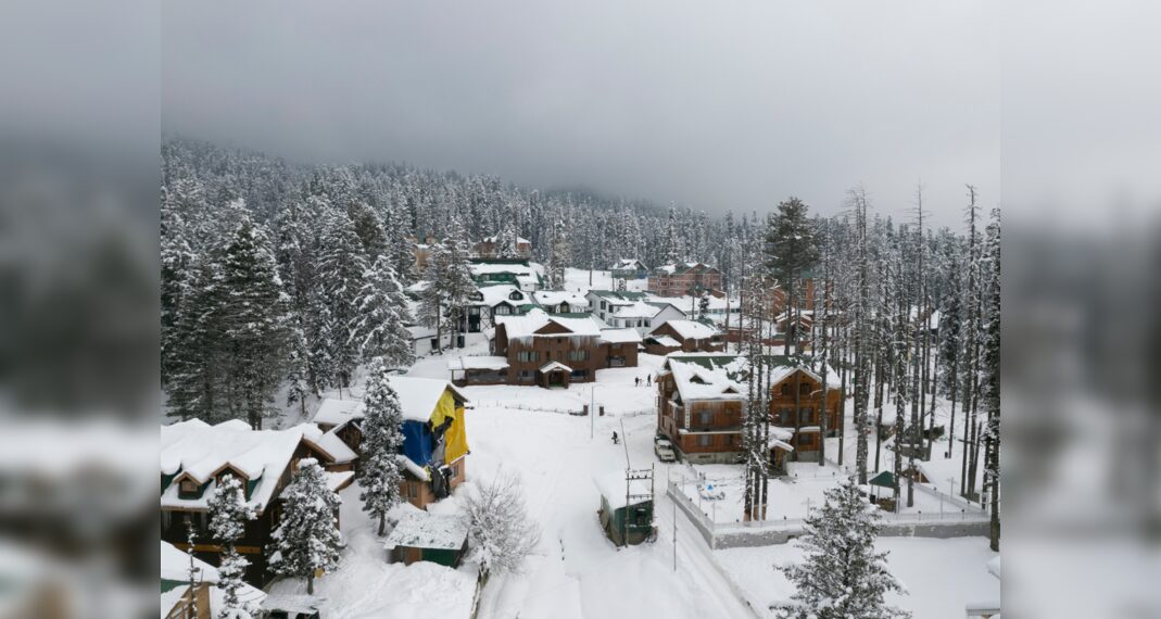 Kashmir: Gulmarg vede nevicate a sorpresa a maggio, la temperatura scende al di sotto del normale