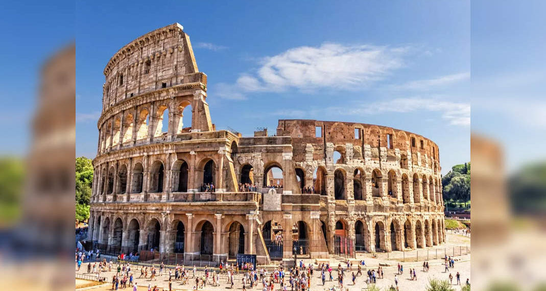 Il turista britannico che ha scolpito il nome della sua ragazza nel Colosseo chiede perdono