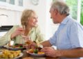 La dieta migliore per gli anziani: low carb, chetogenica o mediterranea?