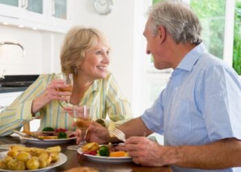 La dieta migliore per gli anziani: low carb, chetogenica o mediterranea?