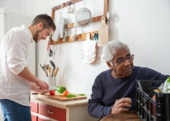 A tavola con cura: l’alimentazione dell’anziano passa anche dal cuore di chi assiste