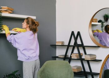L’ecosistema invisibile: come la pulizia domestica influenza la qualità dell’aria che respiriamo