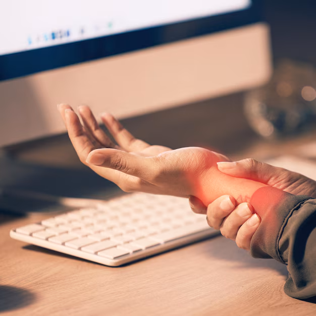 Dolore alla mano da computer: cause comuni e strategie di prevenzione